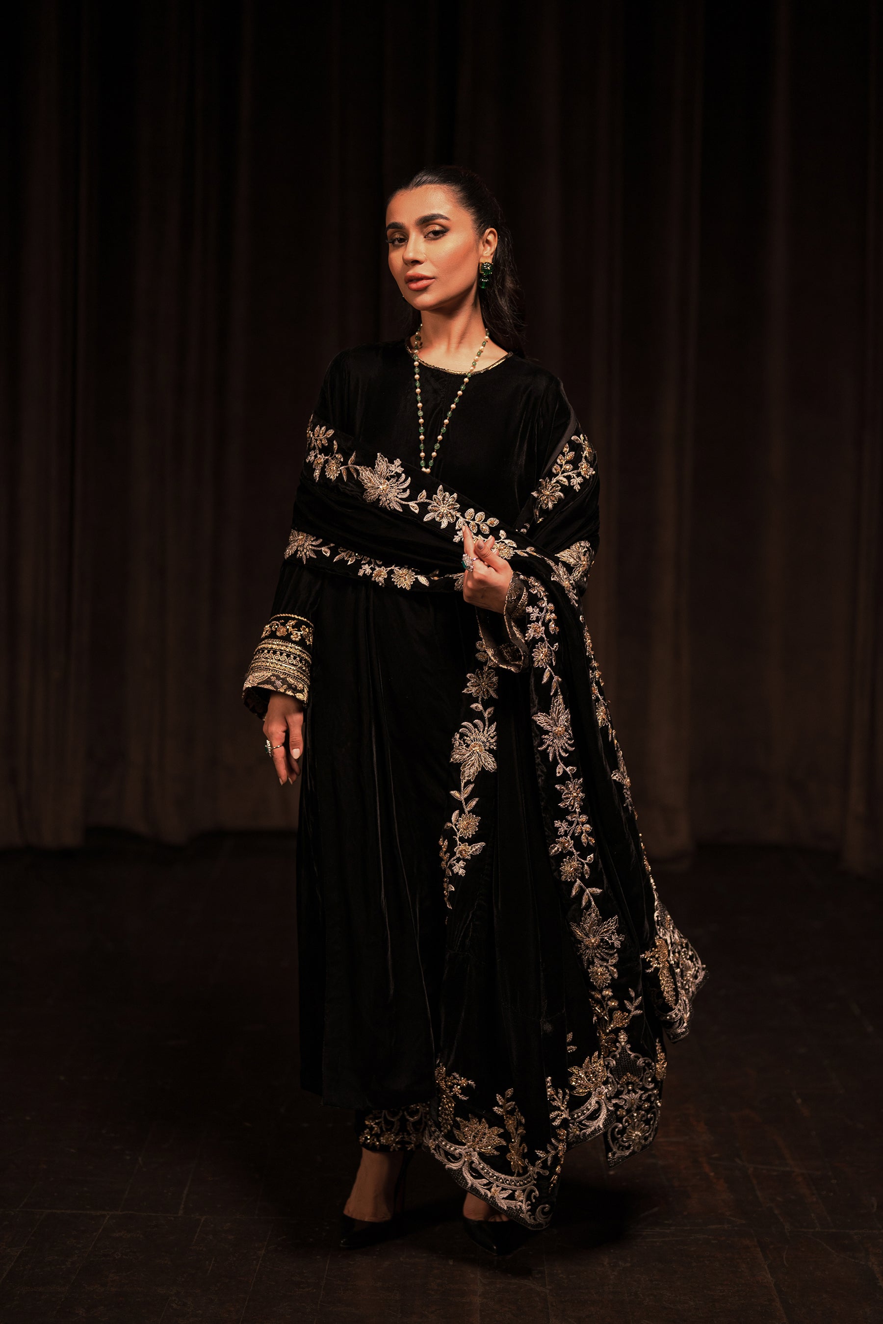 Grand Black Velvet Shawl Set (D-10) Ammara Khan Grand Black Velvet Shawl Set (D-10) Ammara Khan